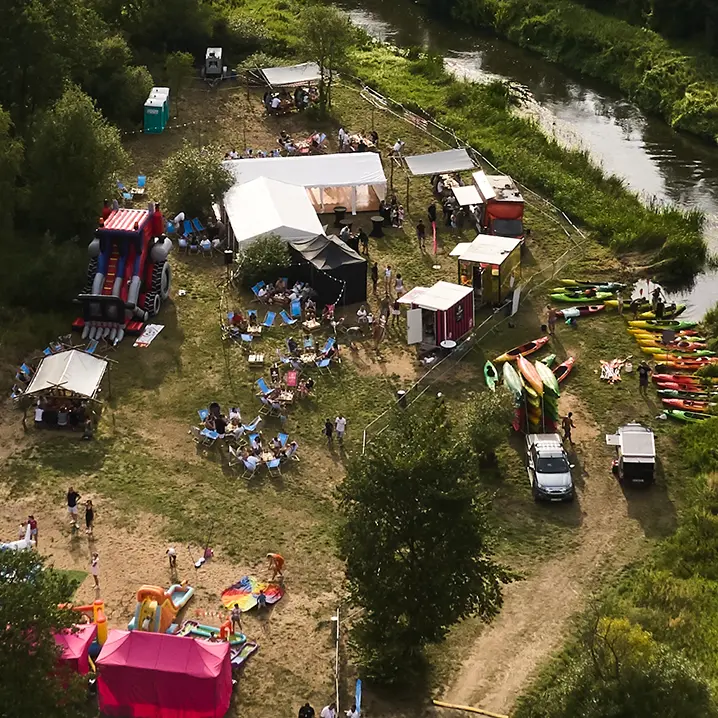 Widok namiotów i strefy chillout DekoPlener z lotu ptaka przy rzece wykonana dla firmy Passive Instal na wydarzenie firmowe